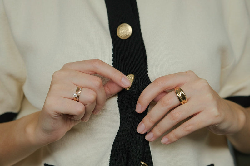 How to Mix Ladies' Wedding Bands With Contemporary Jewelry
