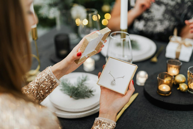 Why Custom Jewelry Makes Great Holiday Gifts