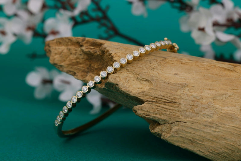Choosing Gold Bracelets with Diamonds for Everyday Elegance