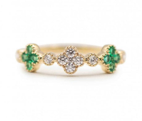 14KY THREE STATION CLOVER RING WITH ALTERNATING EMERALDS