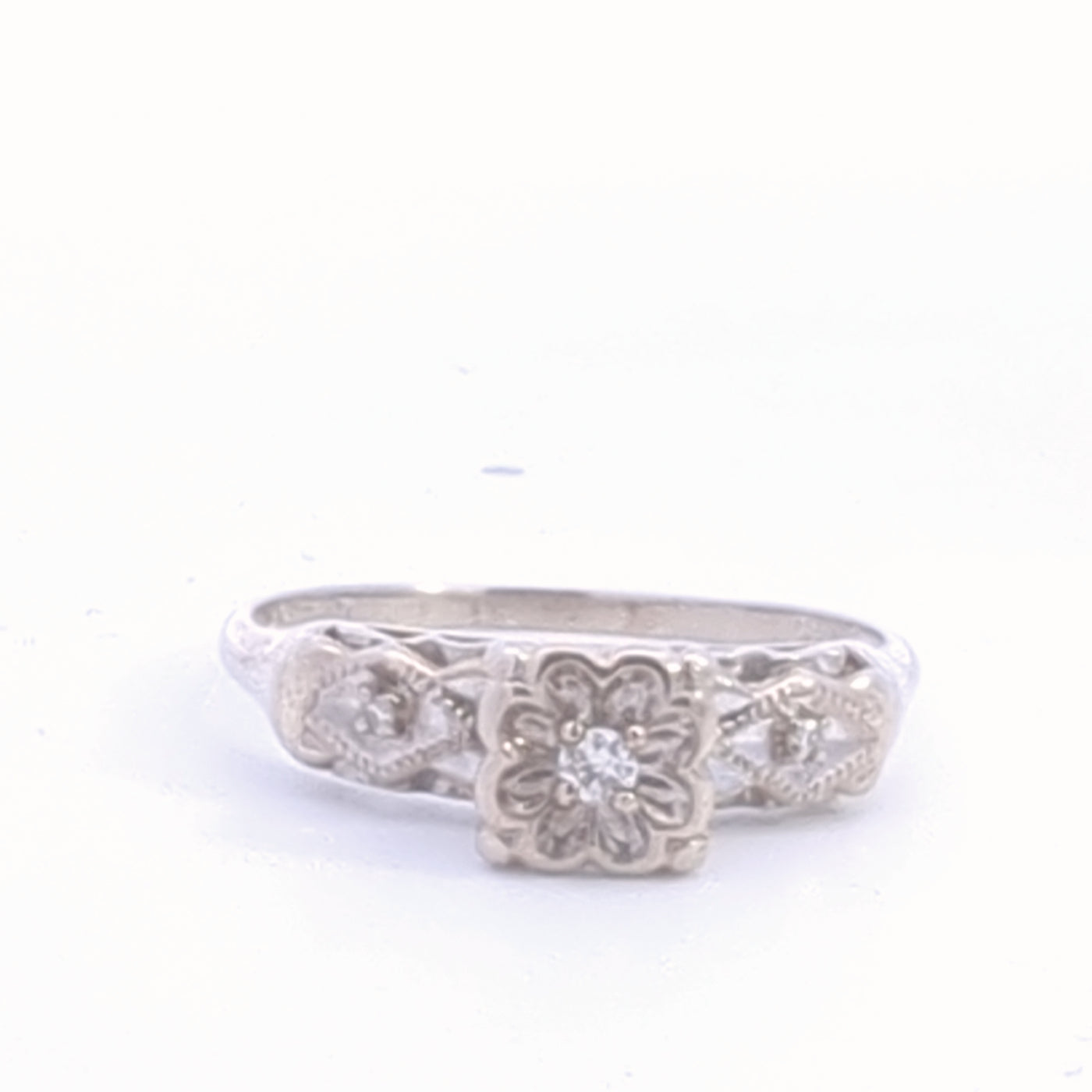 VINTAGE DIAMOND RING IN 14K WHITE GOLD